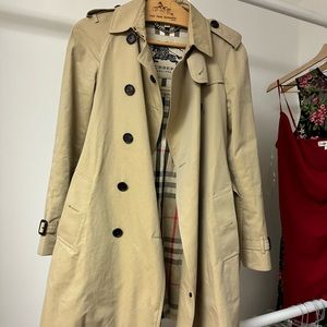 Burberry Long Trench Coat Colour: Honey
Coat Length: Long Size: USA 4